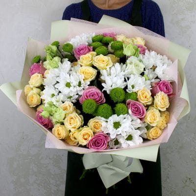 Букет хризантем и кустовых роз