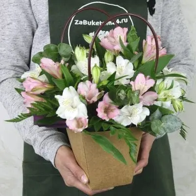 Альстромерия в крафт/сумочке